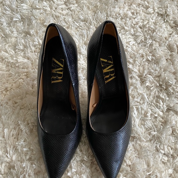 Black heeled shoes. Animal print exterior. High stiletto heel. Pointed toe. - Picture 3 of 7